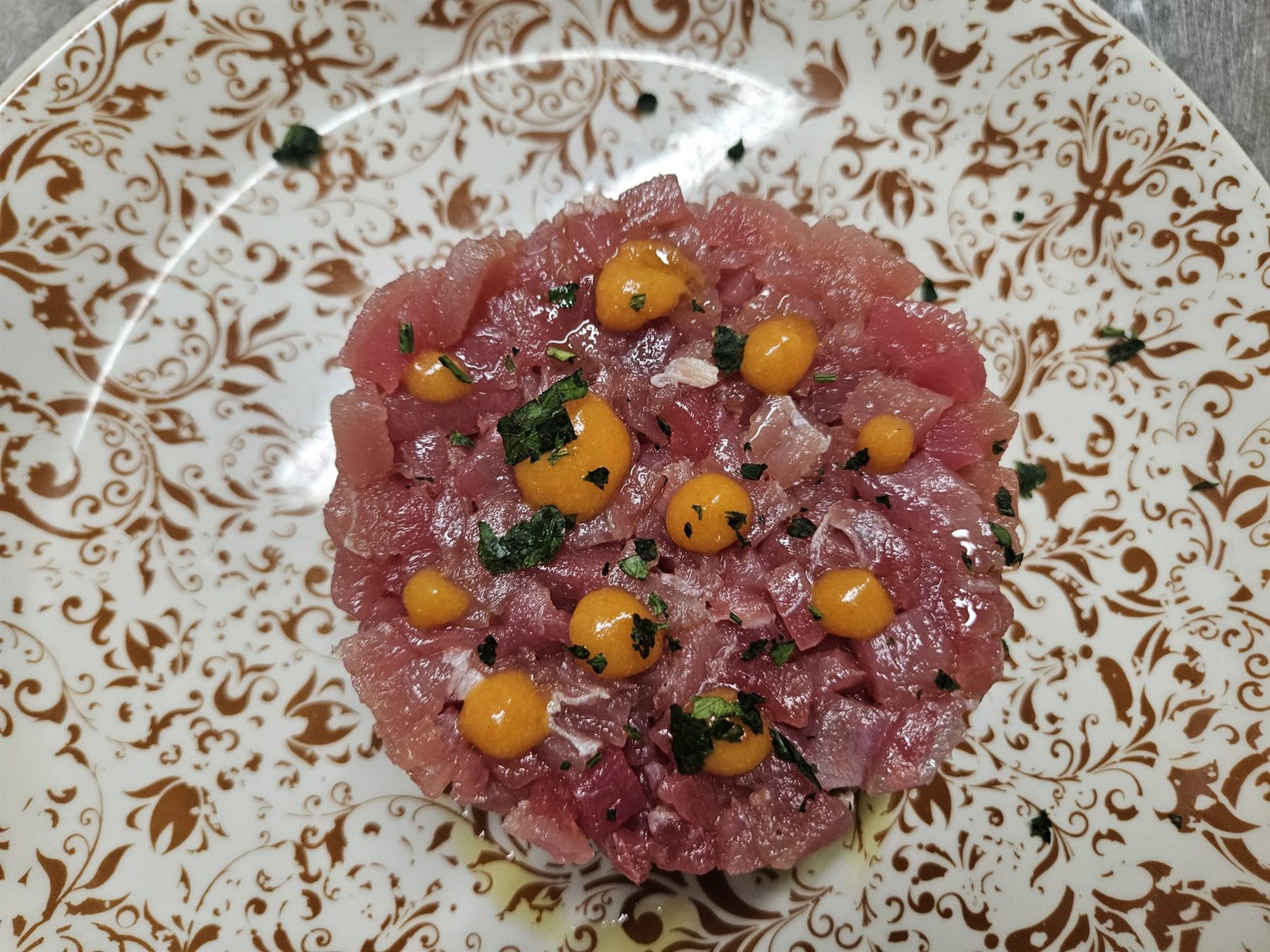 Tartare di tonno rosso con pesche e granella di mandorle